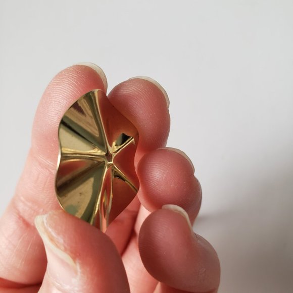 Vintage Gold Toned Abstract Oval Clip on Earrings - Picture 3 of 8